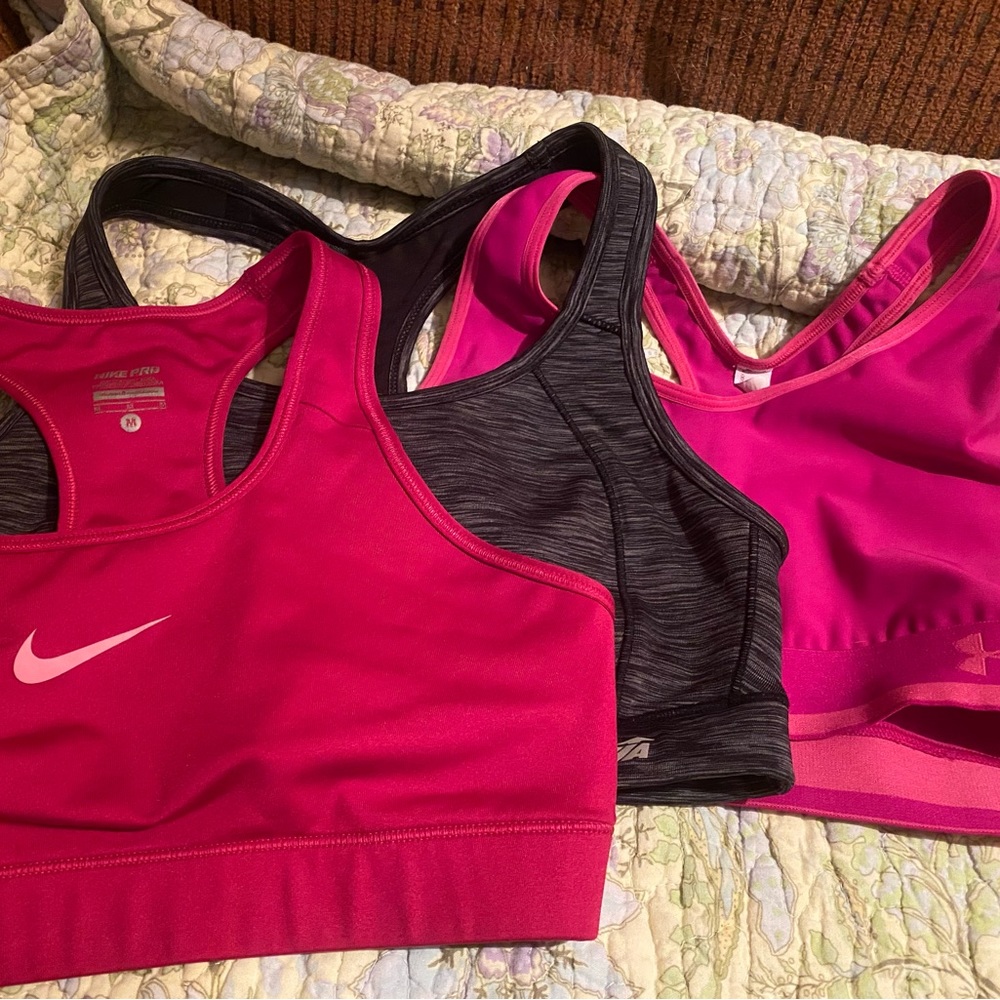 Set/3 M workout bras. 2 Nike 1 Avía.